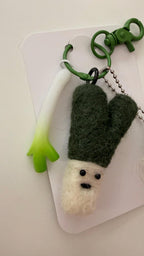 Handmade Felted Green Onion Keychain with Mini Grocery Tray Charm, Green Keyring, Wool, One Size