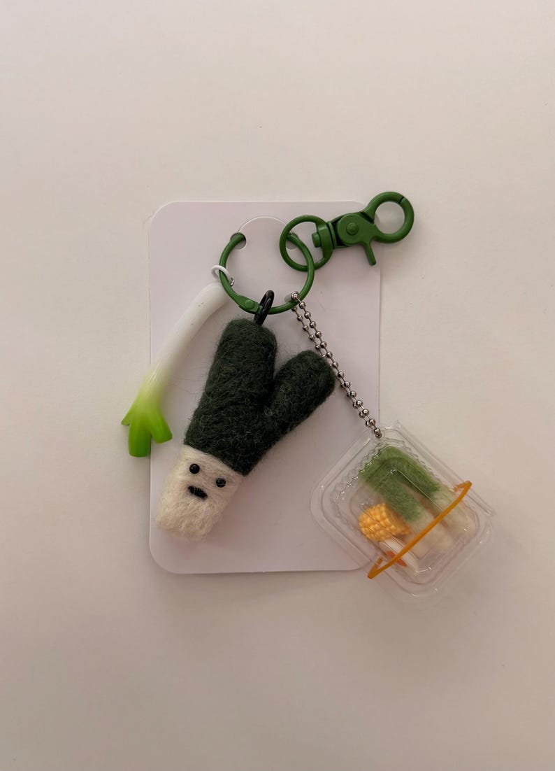 Handmade Felted Green Onion Keychain with Mini Grocery Tray Charm, Green Keyring, Wool, One Size