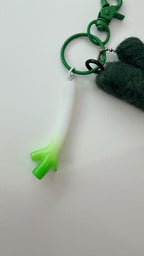 Handmade Felted Green Onion Keychain with Mini Grocery Tray Charm, Green Keyring, Wool, One Size