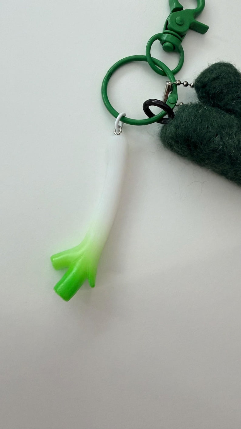 Handmade Felted Green Onion Keychain with Mini Grocery Tray Charm, Green Keyring, Wool, One Size