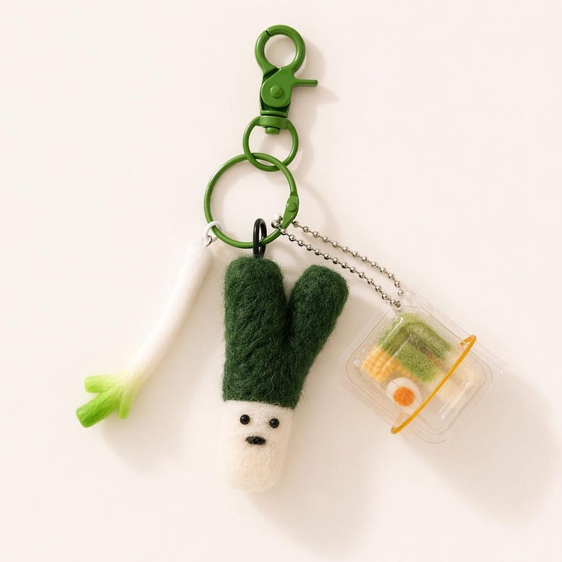 Handmade Felted Green Onion Keychain with Mini Grocery Tray Charm, Green Keyring, Wool, One Size