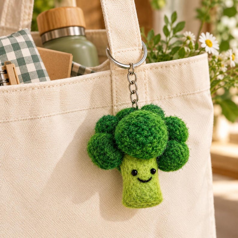 Handmade Wool Felt Broccoli Keychain with Smiling Face – Bag Charm & Backpack Accessory